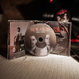 Disco de Amor y Raíces en formato CD de Kike y Manu